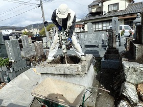 ハツリ機で割って解体