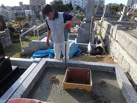 バイブレーターでしっかり空気を抜いて強い基礎コンクリートを作ります