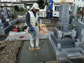 バイブレーターでしっかり空気を抜いて強い基礎コンクリートを作ります