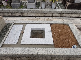 一枚石の御影石納骨室と墓誌の補強石