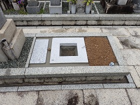 一枚石の御影石納骨室と墓誌の補強石