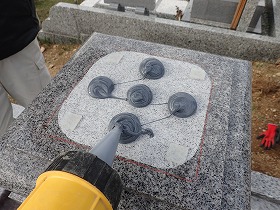 免震シリコン＋免震接着剤施工で地震対策施工