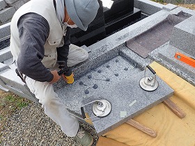 墓誌も耐震接着剤で施工します