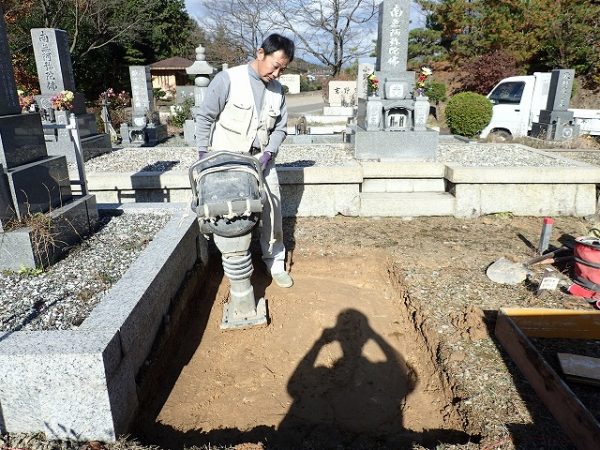 ランマーで突き固めます