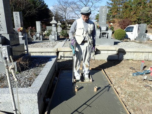 バイブレーターでしっかり空気を抜いて強い基礎コンクリートを作ります