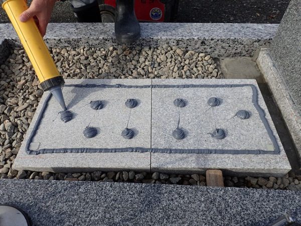 墓誌も補強石に耐震接着剤を使って施工