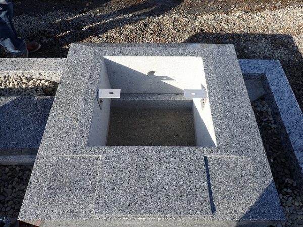 御影石納骨室の中には、洗い砂を入れてあります
