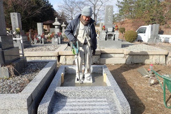 バイブレーターでしっかり空気を抜いて強い基礎コンクリートを作ります