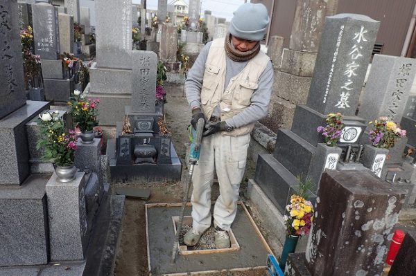 バイブレーターでしっかり空気を抜いて強い基礎コンクリートを作ります