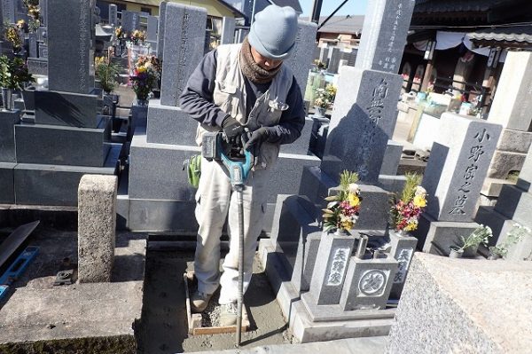 バイブレーターでしっかり空気を抜いて強い基礎コンクリートを作ります