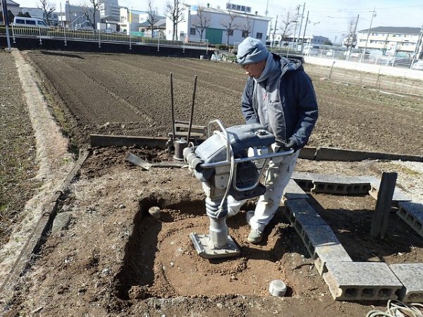 砕石を入れてランマーで突き固めます