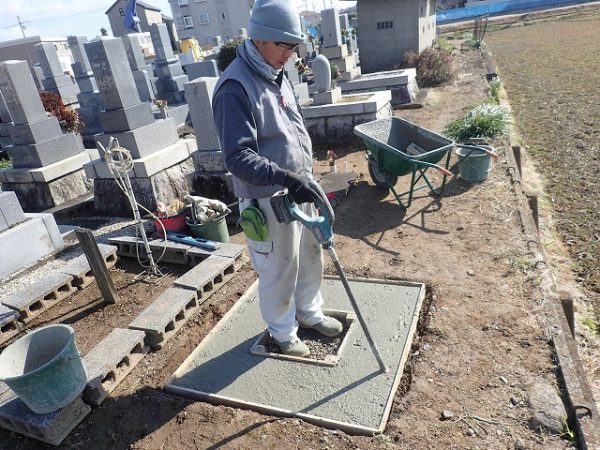 バイブレーターでしっかり空気を抜いて強い基礎コンクリートを作ります