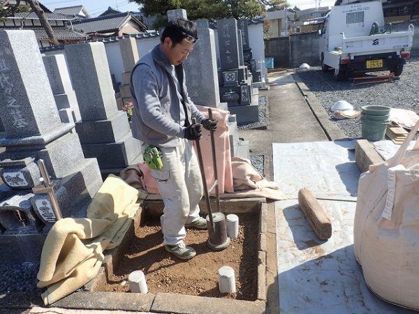 目つぶしの砕石を入れて突き固めます