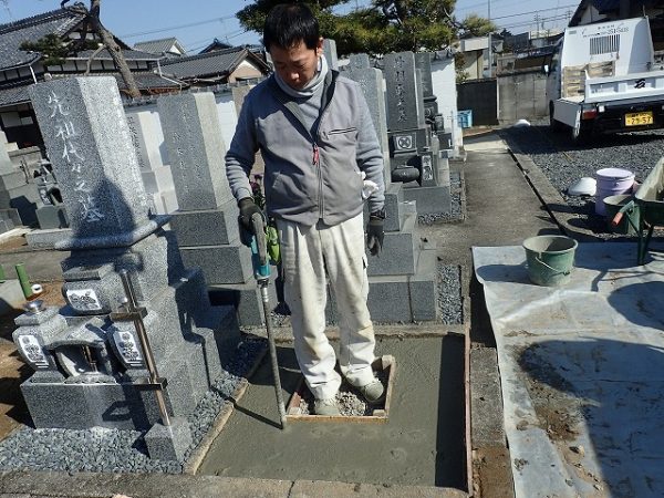 バイブレーターでしっかり空気を抜いて強い基礎コンクリートを作ります