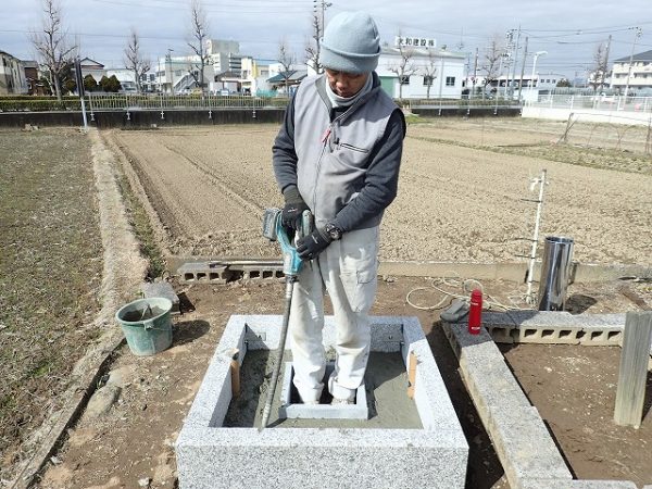 バイブレーターでしっかり空気を抜いて強い基礎コンクリートを作ります