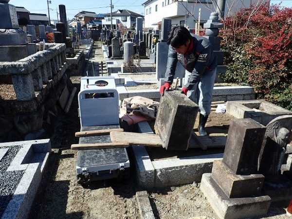 小型運搬車でお墓を解体して運び出します