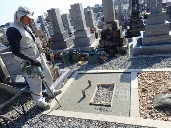 バイブレーターでしっかり空気を抜いて強い基礎コンクリートを作ります