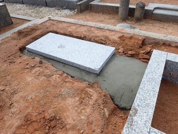 墓誌の補強石を組みます
