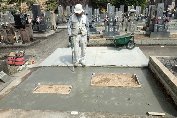 バイブレーターでしっかり空気を抜いて強い基礎コンクリートを作ります