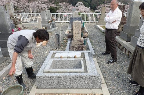 御影石納骨室も組んで周りを仕上げます