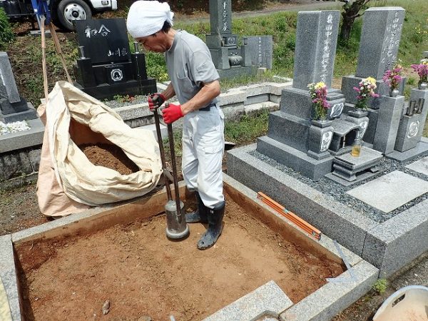 手ダコで突き固めます