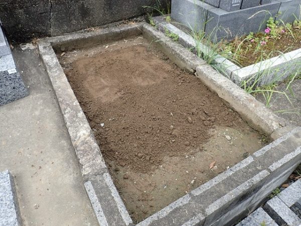 お墓全部回収して、不要な土をとってならしたら完了