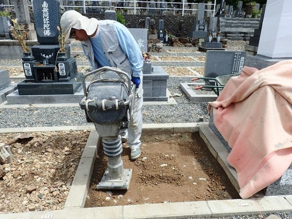 砕石を入れてランマーで突き固めます