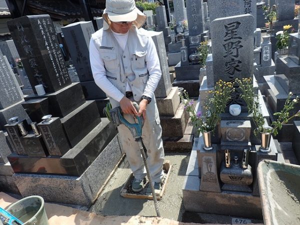 バイブレーターでしっかり空気を抜いて強い基礎コンクリートを作ります