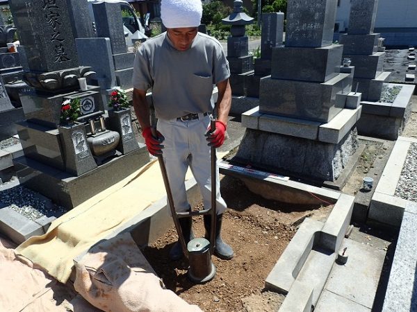 砕石を入れて手ダコで突き固めます