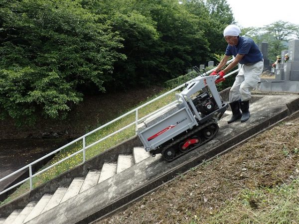 坂道を運搬車で上り下り