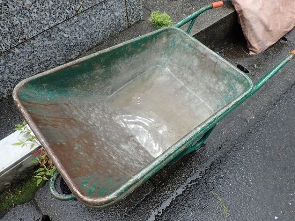 一輪車にも水たまり