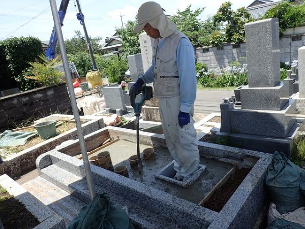 バイブレーターでしっかり空気を抜いて強い基礎コンクリートを作ります