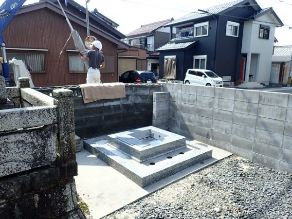 目地を耐震接着剤で仕上げて四ツ石工事の完了です