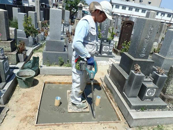 バイブレーターでしっかり空気を抜いて強い基礎コンクリートを作ります