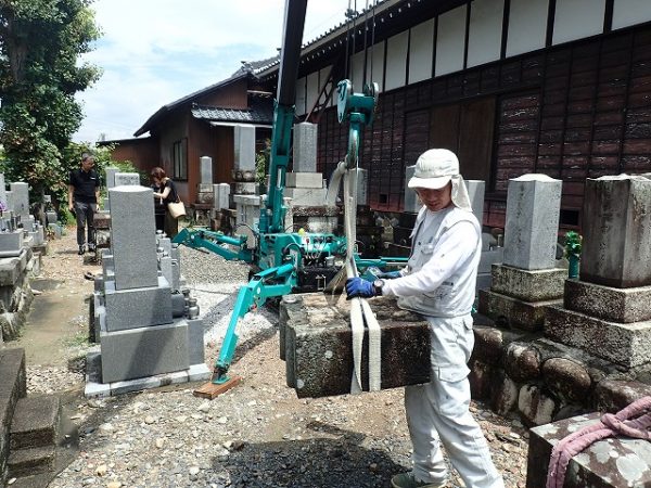 小型クレーンを使って解体回収