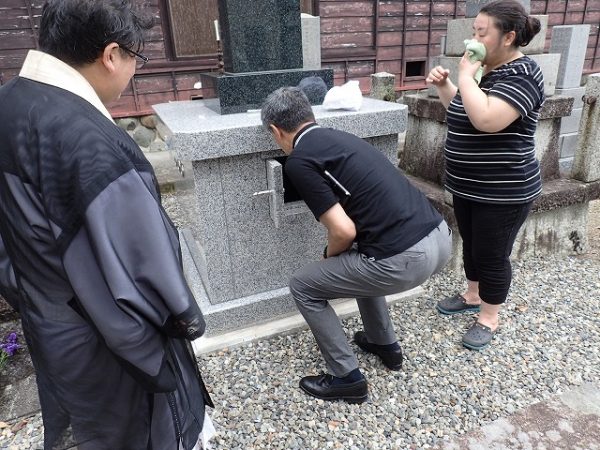 永代供養墓石に納骨