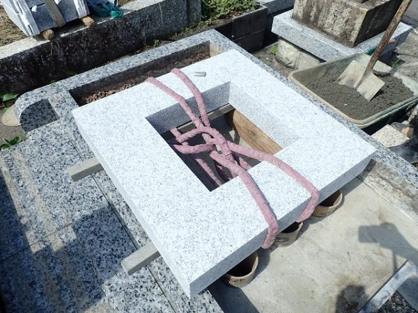 一枚石の御影石納骨室