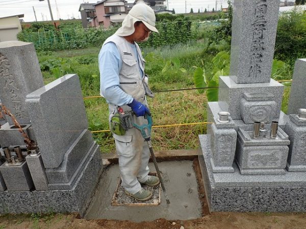 バイブレーターでしっかり空気を抜いて強い基礎コンクリートを作ります