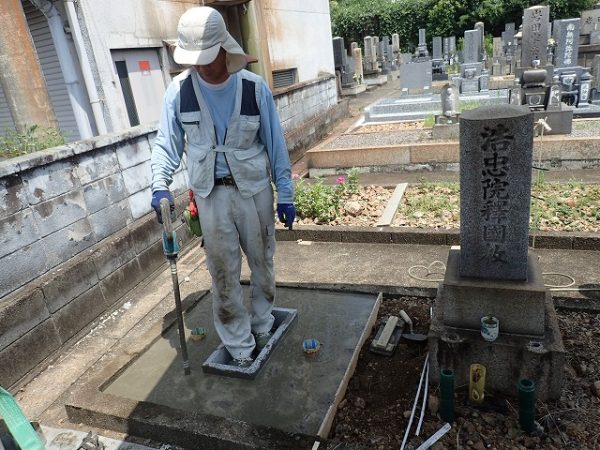 バイブレーターでしっかり空気を抜いて強い基礎コンクリートを作ります