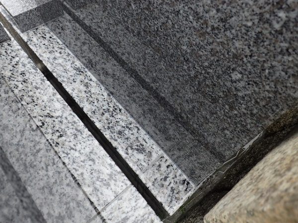 狭い所でも仕上げの目地はしっかり入れます