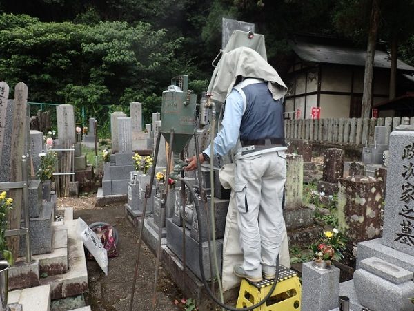 お墓の名入れ文字彫り現場彫り