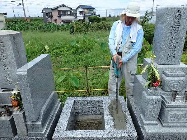 バイブレーターでしっかり空気を抜いて強いコンクリートを作ります