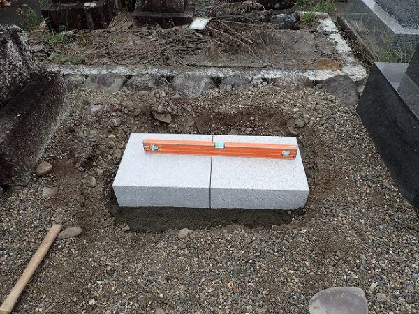 墓誌の補強石を組みました