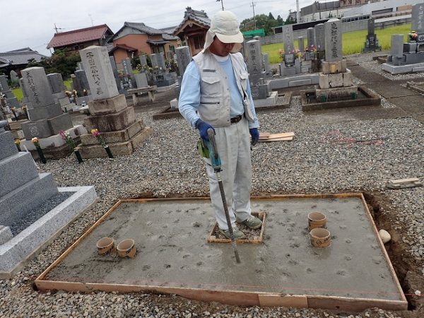 バイブレーターでしっかり空気を抜いて強い基礎コンクリートを作ります