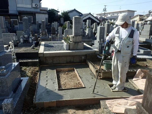 バイブレーターでしっかり空気を抜いて強い基礎コンクリートを作ります