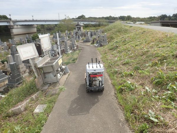 川原の中にありますので小型運搬車で運びます