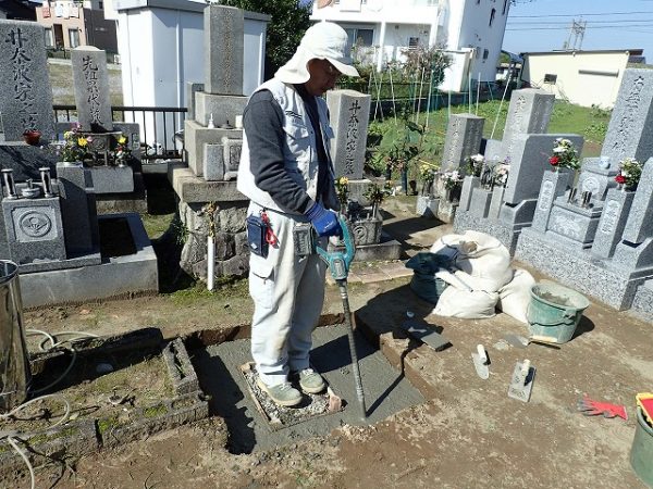 バイブレーターでしっかり空気を抜いて強い基礎コンクリートを作ります