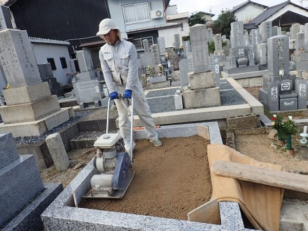 砕石を入れてプレートランマーで突き固めます