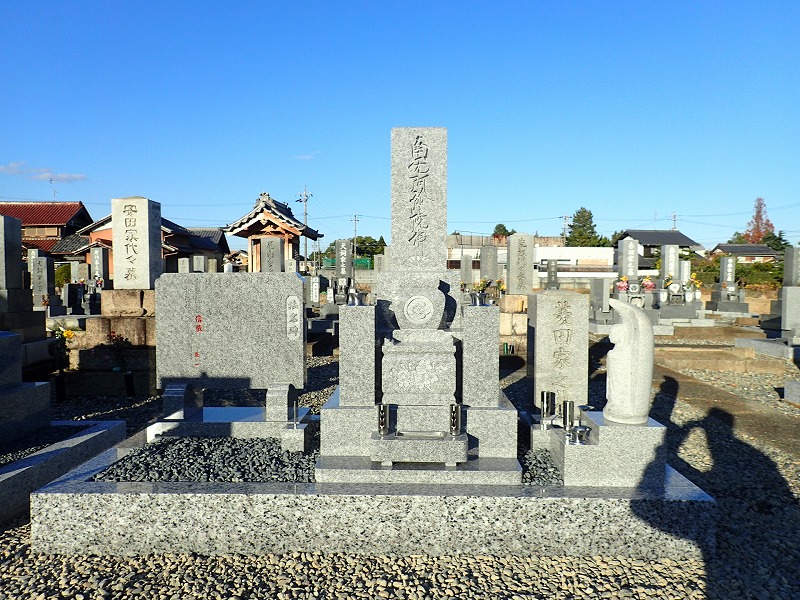 日本の職人が丹精こめて作った　純国産墓石庵治石のお墓建立