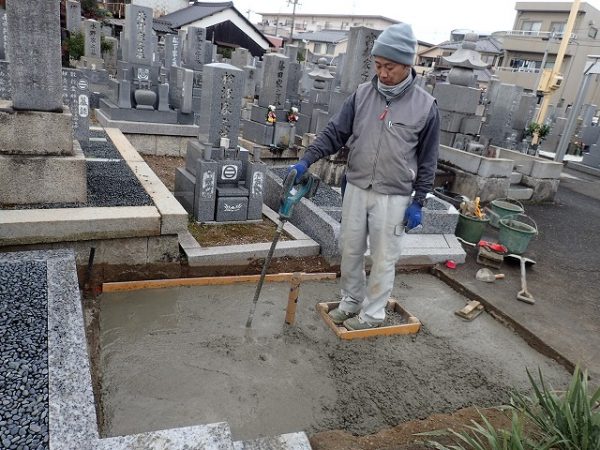 バイブレーターでしっかり空気を抜いて強い基礎コンクリートを作ります